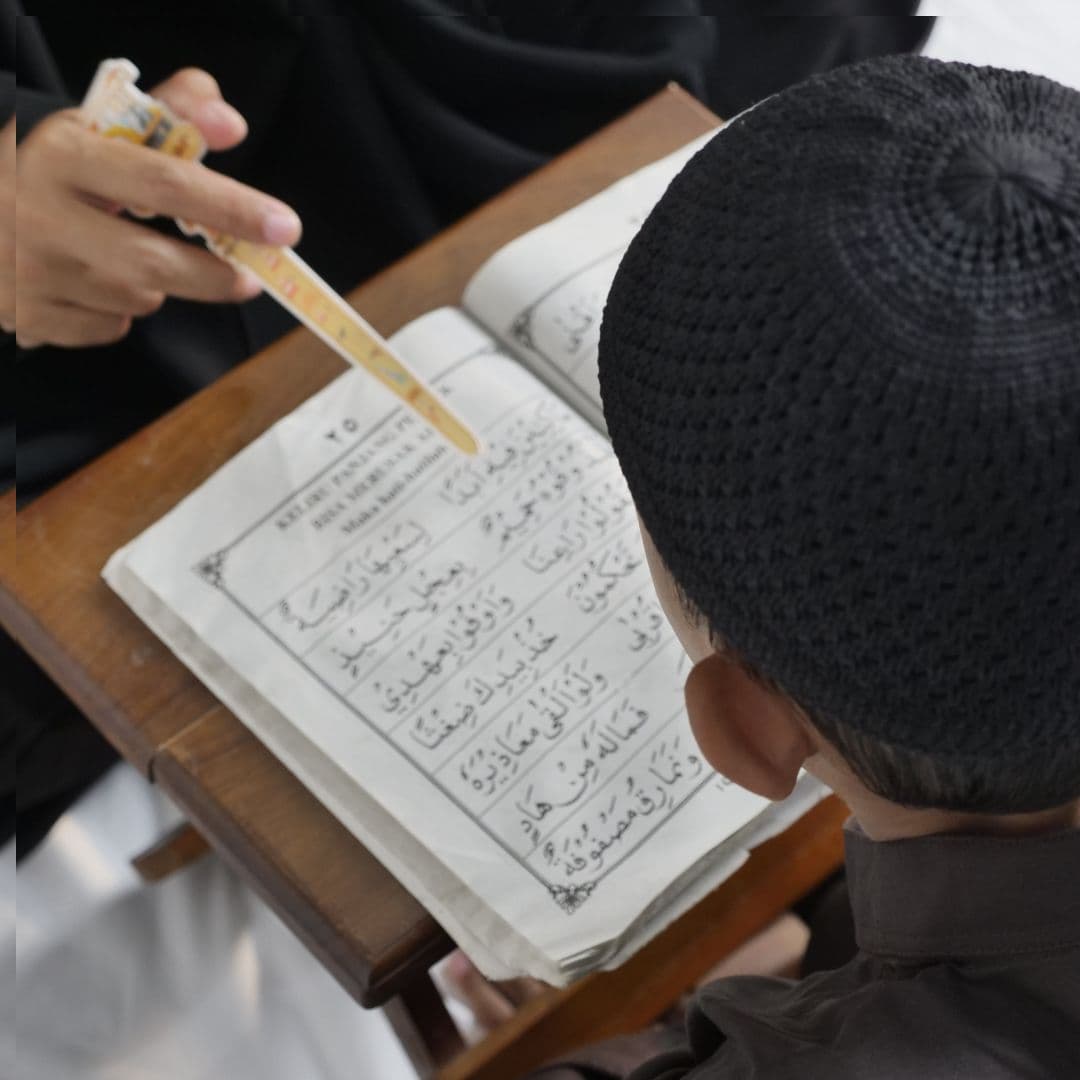 Livres d'arabe et café